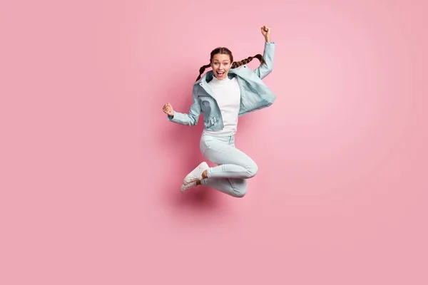 Foto de cuerpo entero retrato de chica alegre celebrando saltar aislado sobre fondo de color rosa pastel — Foto de Stock