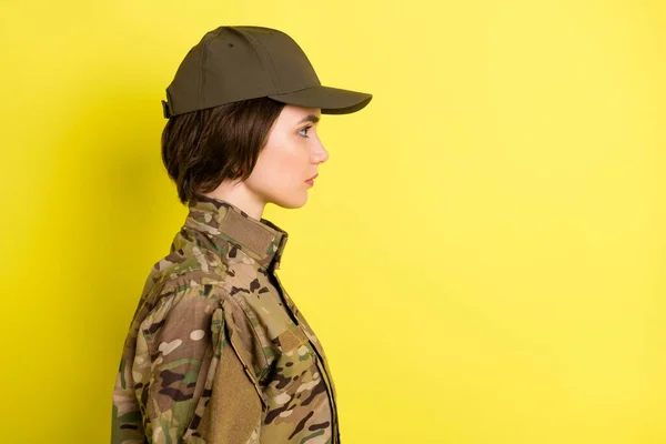 Foto de perfil de niña encantadora mirada atenta espacio vacío desgaste sombrero aislado sobre fondo de color amarillo — Foto de Stock