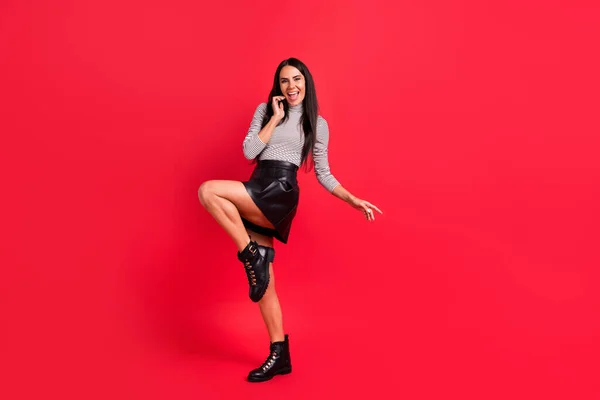 Teljes hosszúságú testméret kilátás vonzó hűvös divatos vidám hosszú hajú lány tánc szórakozás elszigetelt felett élénk piros színű háttér — Stock Fotó