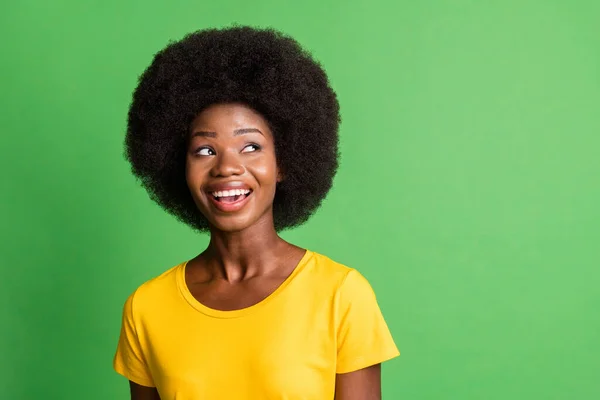 Foto av unga charmiga ganska leende glada drömmande afro flicka ser copyspace isolerad på grön färg bakgrund — Stockfoto