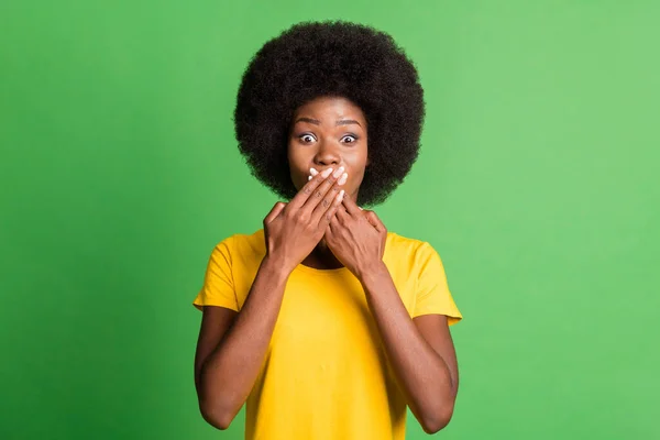 Genç şok olmuş afro-Afrikalı kadının fotoğrafı kötü haber kapağı ağzı duyuyor yeşil arka planda elleri izole — Stok fotoğraf