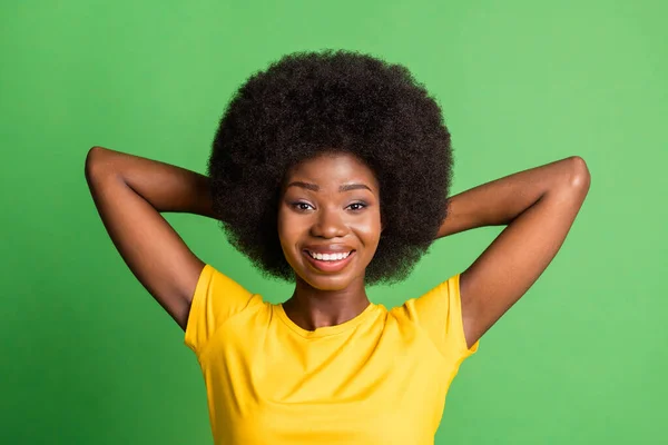 Ovanför hög vinkel visa foto av unga glada glada glada leende afro flicka avkopplande isolerad på grön färg bakgrund — Stockfoto
