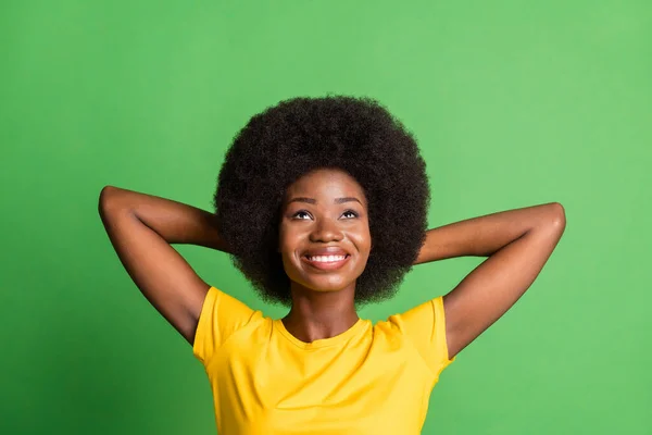 Oben über dem Hochwinkel Ansicht Foto von entspannten glücklich junge afroamerikanische Frau suchen leeren Raum isoliert auf grünem Hintergrund — Stockfoto