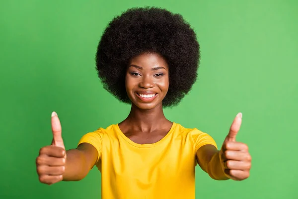 Foto av unga glada glada positiva leende afro flicka visar tummen upp till stor isolerad på grön färg bakgrund — Stockfoto