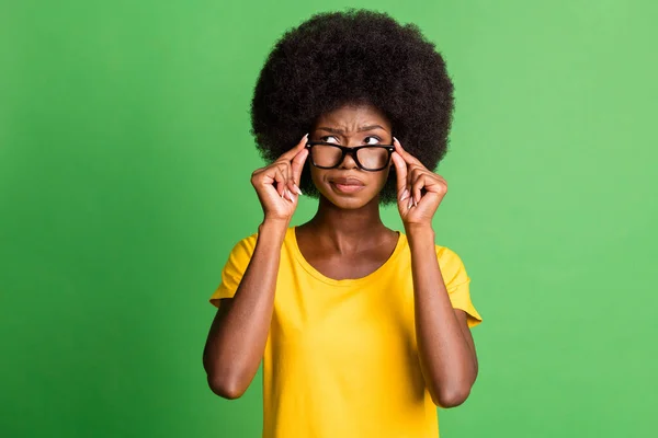 Foto de jovem infeliz chateado pensativo mente afro menina em óculos olhar copyspace pensamento isolado no fundo cor verde — Fotografia de Stock