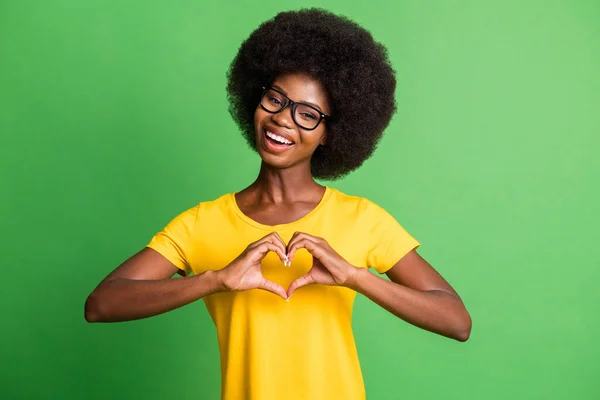 Fényképezés portré vidám lány bemutató szív jel ujjak visel szemüveg elszigetelt élénk zöld színű háttér — Stock Fotó