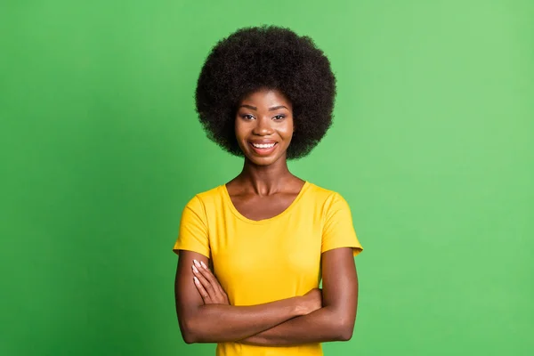 写真の若いです幸せな陽気な良い気分自信を持ってクールなアフロ女の子とともに折り畳まれた手隔離された緑の色の背景 — ストック写真