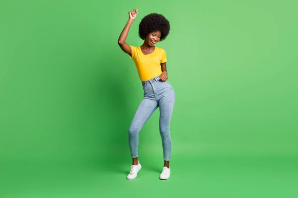 Plná velikost fotografie mladé krásné usmívající se veselý afro žena tanec těší víkend izolované na zeleném pozadí — Stock fotografie