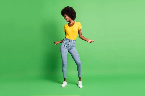 Tamanho total do corpo foto de mulher dançando cantando passar tempo livre isolado em fundo de cor verde vívido — Fotografia de Stock