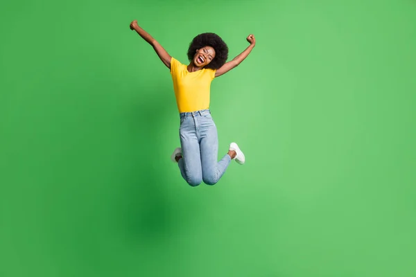 Volledige lengte lichaam grootte foto van springen meisje zorgeloos kinderachtig in casual kleding geïsoleerd op helder groene kleur achtergrond — Stockfoto