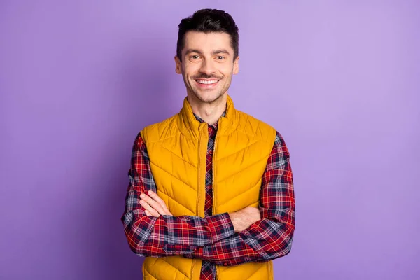 Zdjęcie atrakcyjny przystojny pewny siebie facet hipster złożone ręce ładny uśmiech odizolowany na fioletowy kolor tła — Zdjęcie stockowe