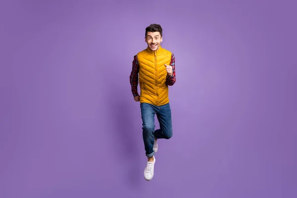 Full size foto di ottimistico funky ragazzo correre indossare camicia jeans giubbotto isolato su sfondo viola — Foto Stock