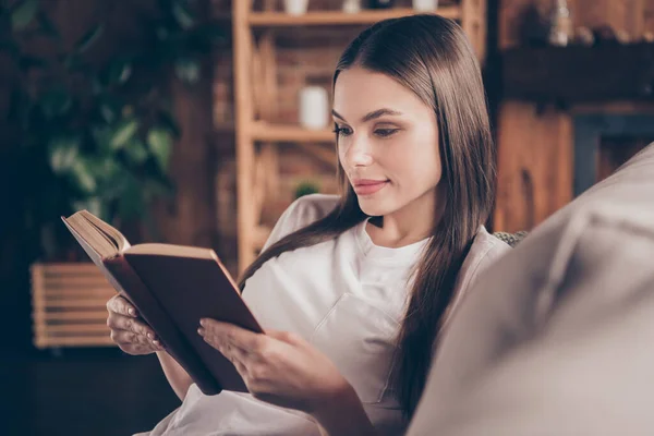 Adatlap oldal fotó fiatal vonzó lány boldog pozitív mosoly ül kanapé otthon pihenni olvasni könyv történet újdonság — Stock Fotó