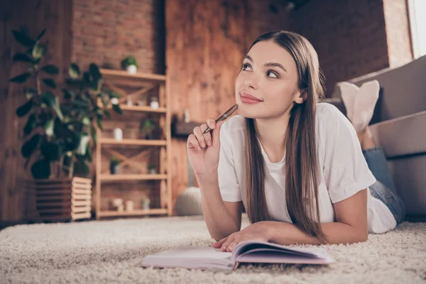 Volledige lengte foto van jong aantrekkelijk vrouw gelukkig positief glimlach leugen vloer denken droom schrijf notities plan notebook binnen — Stockfoto