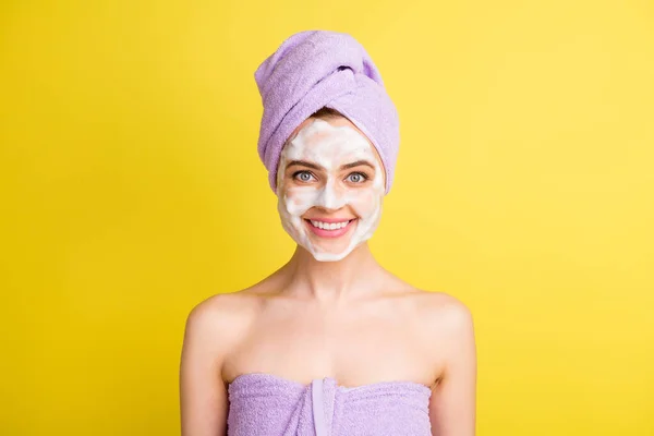 Retrato de cerca de una chica bastante alegre con máscara facial de espuma aislada sobre un fondo de color amarillo brillante —  Fotos de Stock