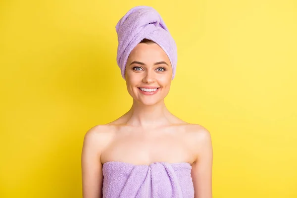Κοντινό πλάνο πορτρέτο του αρκετά χαρούμενο γυμνό κορίτσι φορώντας βαμβακερό τουρμπάνι στο κεφάλι απομονώνονται σε φωτεινό κίτρινο χρώμα φόντο — Φωτογραφία Αρχείου