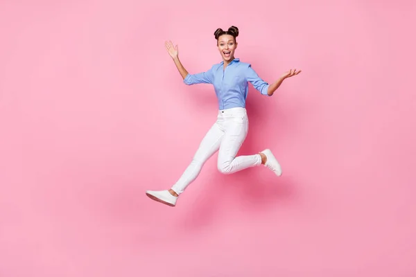 Longitud completa tamaño del cuerpo foto de saltar chica loca con ropa casual riendo aislado sobre fondo de color rosa pastel — Foto de Stock