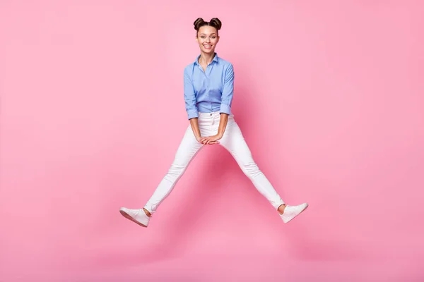 Tamanho do corpo de comprimento total foto de menina infantil descuidada pulando sorrindo vestindo roupa elegante isolado no fundo cor-de-rosa pastel — Fotografia de Stock