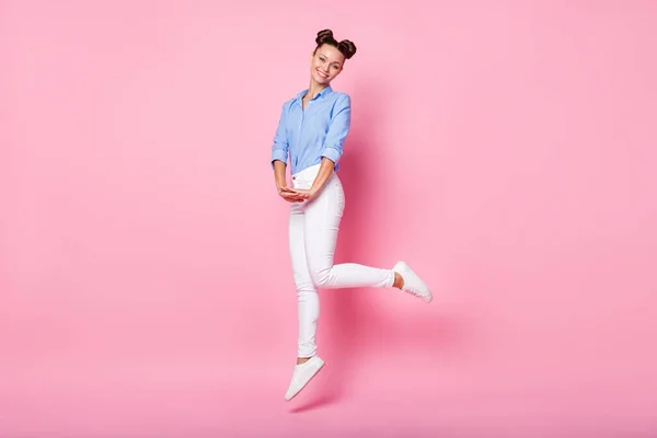 Pełna długość ciała rozmiar zdjęcie wesoły szczęśliwy dziewczyna skoki noszenie casual ubrania izolowane na pastelowy różowy kolor tła — Zdjęcie stockowe