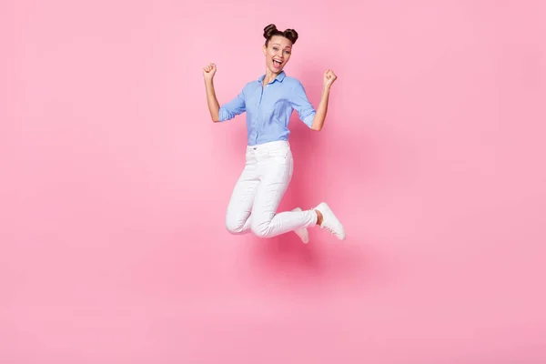 Pleine longueur taille du corps photo de fille funky sauter geste comme gagnant isolé sur fond de couleur rose pastel — Photo