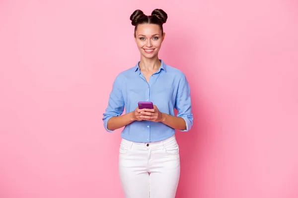 Voltar ver foto retrato de influenciador do sexo feminino segurando celular mensagens de texto digitação comentário isolado no fundo cor-de-rosa pastel — Fotografia de Stock