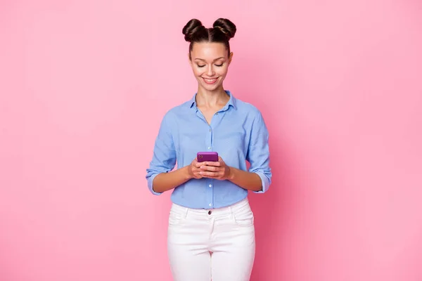 Volver ver foto retrato de blogger mujer sonriendo leyendo información sobre teléfono móvil aislado sobre fondo de color rosa pastel — Foto de Stock