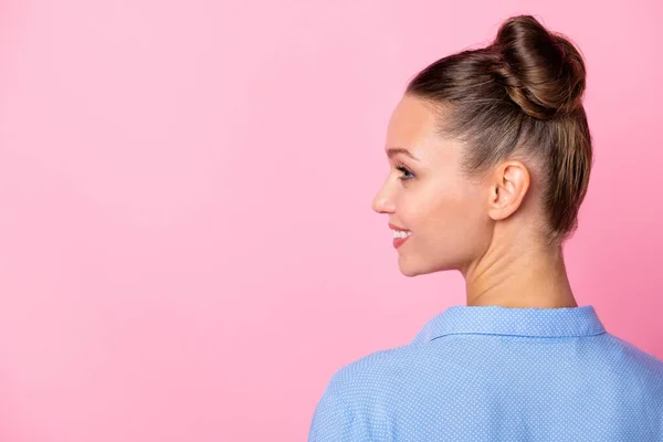 Tillbaka visa foto porträtt av flicka bulle frisyr tittar på tomt utrymme leende i blå streckad skjorta isolerad på pastell rosa färg bakgrund — Stockfoto