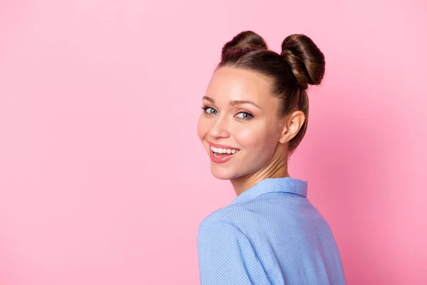 Zpět pohled fotografie portrét studentky s bun účes dívá za usmívající se izolované na pastelové růžové barvy pozadí s copyspace — Stock fotografie