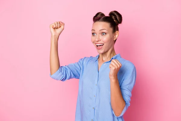 Foto porträtt av leende flicka med topp-knut gest som vinnaren stirrar på copyspace isolerad på pastell rosa färg bakgrund — Stockfoto