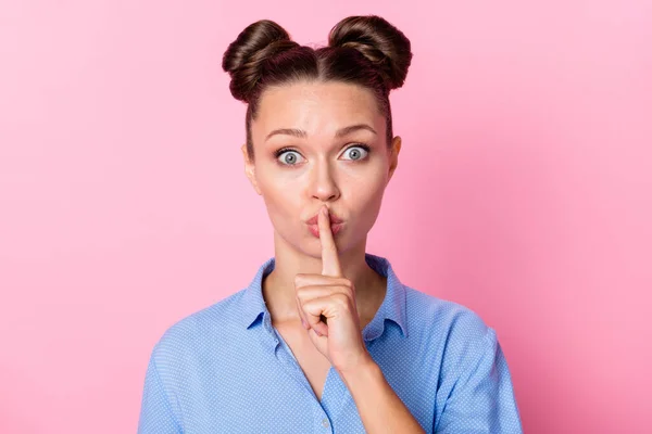 Foto retrato de chica sin palabras con peinado top-knot manteniendo el dedo cerca de los labios en secreto mirando aislado sobre fondo de color rosa pastel — Foto de Stock