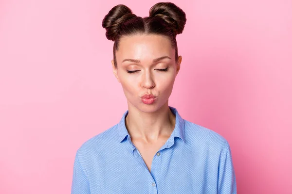 Foto retrato de novia coqueta romántica enviando beso de aire ojos cerrados aislados sobre fondo de color rosa pastel —  Fotos de Stock