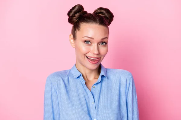 Foto ritratto di donna che indossa blu punteggiato camicia leccare labbra sorridente isolato su sfondo rosa pastello — Foto Stock