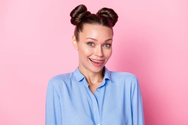 Foto retrato de mulher vestindo camisa pontilhada azul lambendo lábios sorrindo isolado no fundo cor-de-rosa pastel — Fotografia de Stock