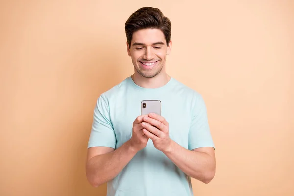 Retrato de cara focado atraente usando dispositivo gadget navegação mídia smm isolado sobre fundo cor pastel bege — Fotografia de Stock