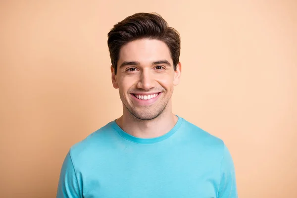 Κοντινό πλάνο πορτρέτο του ελκυστικό περιεχόμενο χαρούμενος τύπος φορώντας μπλουζ μπλουζάκι απομονωμένο πάνω από μπεζ παστέλ χρώμα φόντο — Φωτογραφία Αρχείου
