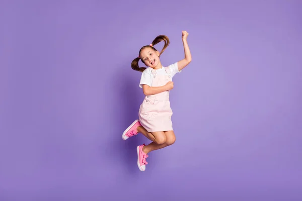 Foto in voller Größe von charmant glücklich kleines Mädchen springen Luft Wochenende positiv isoliert auf lila Farbhintergrund — Stockfoto