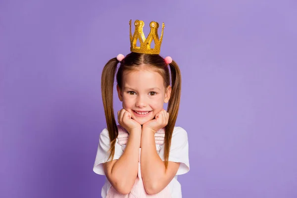 Foto de encantadora menina princesa segurar as mãos maçãs do rosto bom humor isolado no fundo cor roxa — Fotografia de Stock