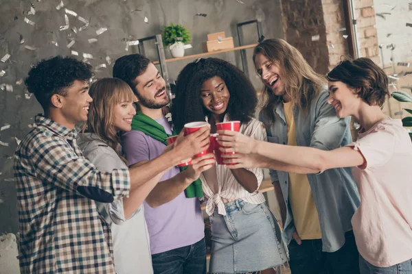 Fotograf studentů, kteří pijí pivo, jak si na oslavě narozenin na koleji připíjejí na zdraví — Stock fotografie