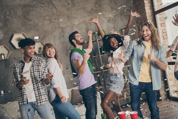 Foto retrato da empresa comemorando exames terminando dançando na festa juntos sorrindo rindo com confete — Fotografia de Stock