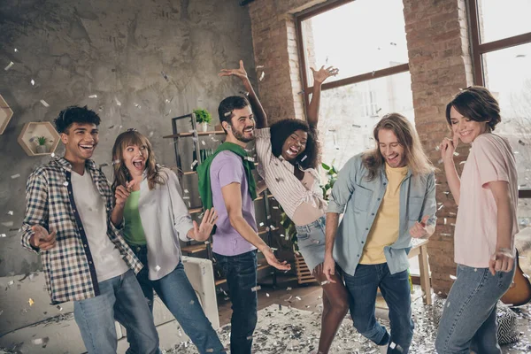 Foto retrato de la compañía bailando felices riendo juntos en la fiesta en el dormitorio usando ropa casual — Foto de Stock