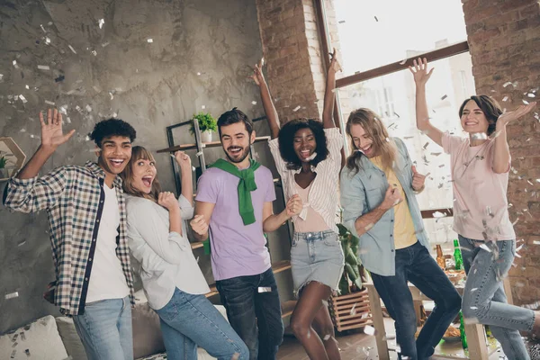 Foto retrato de estudantes alegres rindo celebrando aniversário tendo festa em feriados — Fotografia de Stock