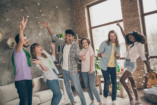 Retrato fotográfico de alegre compañía celebrando exámenes que terminan en la fiesta con confeti — Foto de Stock