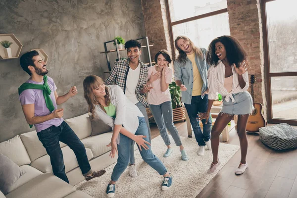 Foto porträtt av vänner skrattar känna glad underhållande dans på helgen — Stockfoto