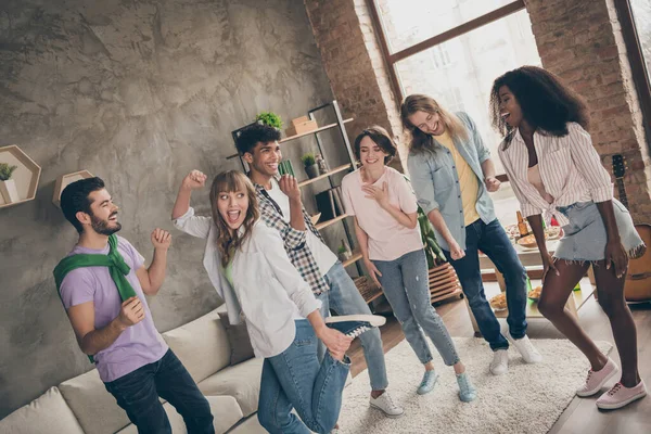 Foto retrato de amigos riendo sintiéndose felices bailando pasando tiempo juntos —  Fotos de Stock