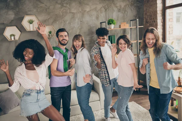 Portrait photo d'étudiants dansant ensemble à une fête dans un dortoir après les examens — Photo