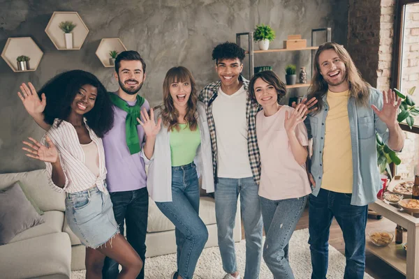 Foto retrato de los estudiantes abrazándose unos a otros sonriendo saludando con las manos saludando amistoso — Foto de Stock