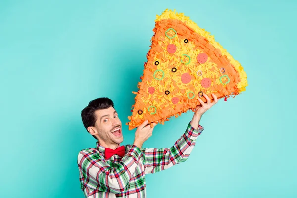 Foto di pazzo ragazzo tenere grande pizza pinata bocca aperta guarda fotocamera indossare cravatta camicia a scacchi isolato colore blu sfondo — Foto Stock