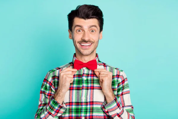 Foto de excitado positivo chico dedos pajarita corbata toothy sonrisa desgaste a cuadros camisa aislado azul color fondo — Foto de Stock