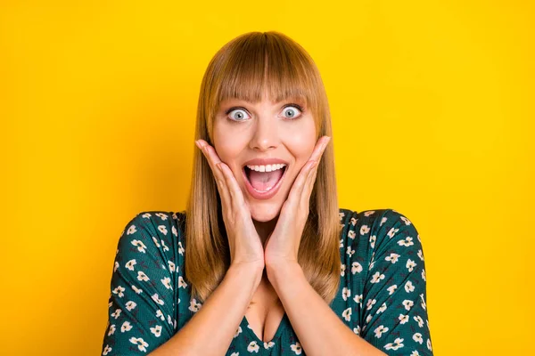 흥분 한 젊은 소녀의 사진 행복 한 긍정적 인 충격 뉴스 판매 손 이 노란색 배경에 고립된 볼을 만지는 충격 — 스톡 사진