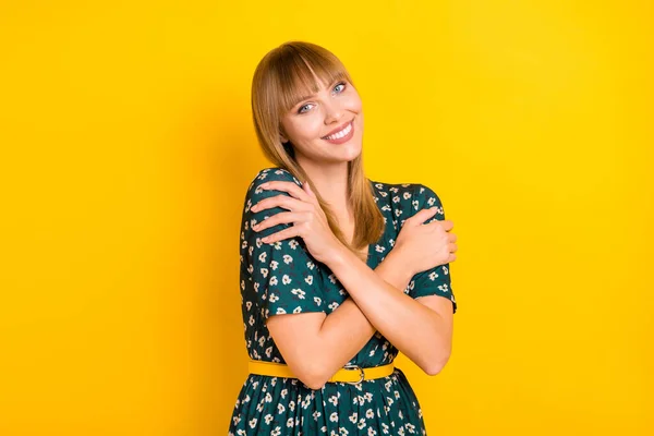 Foto van jong mooi meisje gelukkig positief glimlach knuffel zichzelf comfort gezellig geïsoleerd over gele kleur achtergrond — Stockfoto